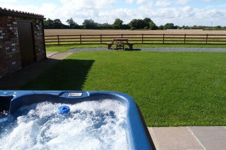 Barley Edge, Beautiful Barn Conversion, Sleeps 10, Grounds overlook Hornsea Mere