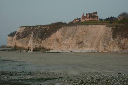 Broadstairs. 2 bedroom flat with sea views. Grown ups only.