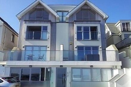 Contemporary Beachfront Ground Flr Apartment Overlooking Fistral Beach & Terrace