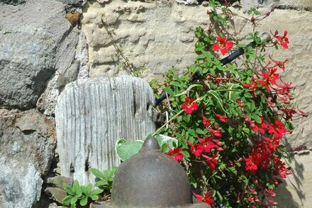 Pan-Tiled Stone Cottage in small hamlet near St Andrews Golf