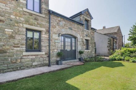 GARTH END, pet friendly, with open fire in Appleby-In-Westmorland