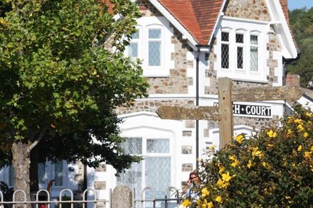 CRABPOT COTTAGE IN BEER, DELIGHTFUL 1 BED HOUSE, SEA VIEWS & 50 METRES FROM BEAC