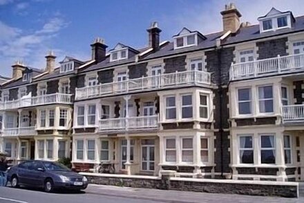 First floor seaside apartment with balcony and spectacular sea views.