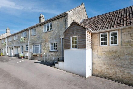 Stable Cottage, Freshford just 10mins by train and 15mins by car from Bath