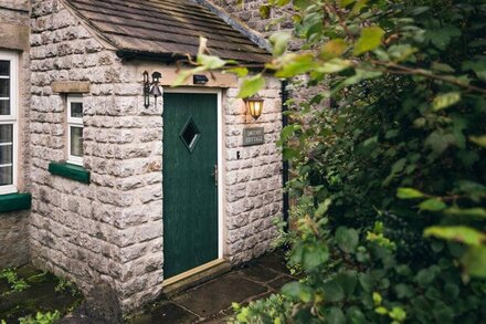 Smithy Cottage; comfortable 18th Century Cottage. In the Peak District Park