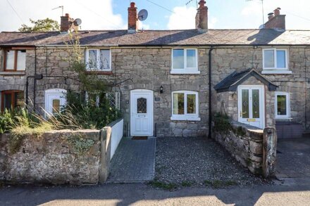 BARKALOT COTTAGE, pet friendly, character holiday cottage in Denbigh