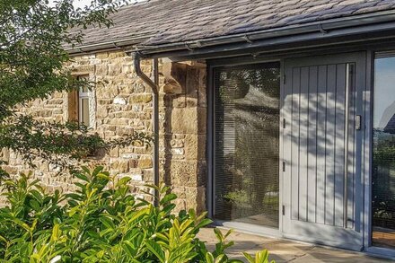 MEADOW COTTAGE AT HILL TOP FARM, family friendly in Longridge