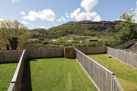 2 PENSYFLOG BARNS, pet friendly, luxury holiday cottage in Porthmadog