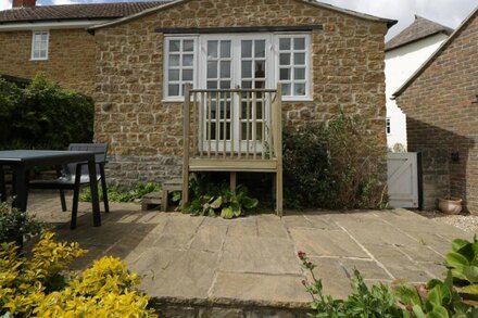 FOSSIL COTTAGE, family friendly, with a garden in Chideock