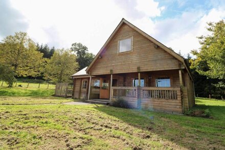 DAN Y COED, pet friendly, character holiday cottage in Presteigne