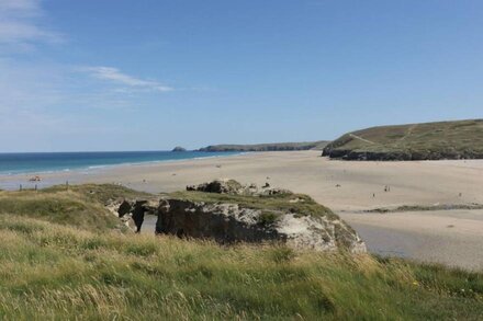 PERRAN PEARL B, country holiday cottage, with a garden in Perranporth