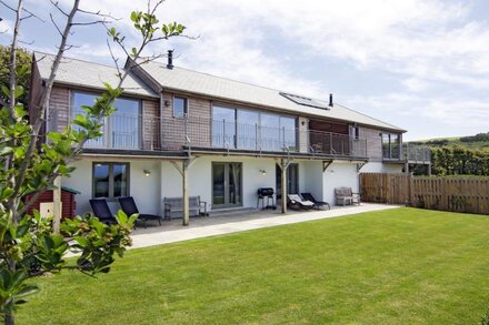 5* Large family and pet friendly house with coastal views of Burgh Island.