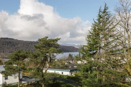 BRANTLEA, pet friendly, with hot tub in Bowness-On-Windermere