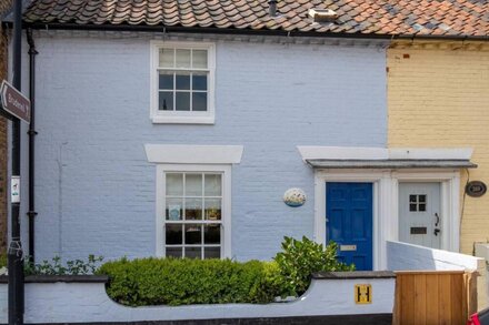 Little Tern Cottage - sleeps 4 guests  in 3 bedrooms