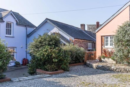 Cosy, country/coastal cottage with wood-burning stove; child and dog-friendly