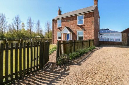 9 TYDD LOW ROAD, family friendly, with open fire in Tydd St Mary