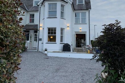 Large beautifully renovated family house with sea views, 500m to Abersoch beach