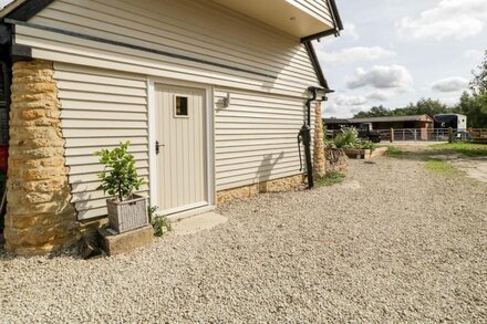 COTTAGE AT HIRONS FARM, romantic, with a garden in Long Compton