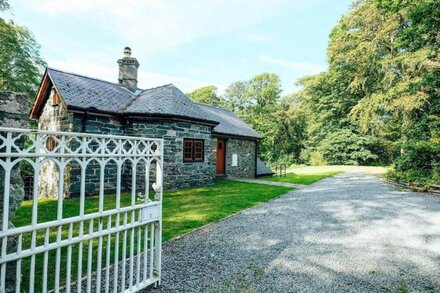 Llynon Lodge -  a cosy fire that sleeps 4 guests  in 2 bedrooms