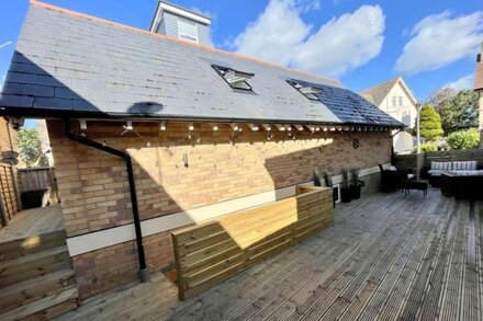 BOURNECOAST: BEAUTIFUL 2 BEDROOM COACH HOUSE NEAR TOWN CENTRE AND BEACH - HB5458