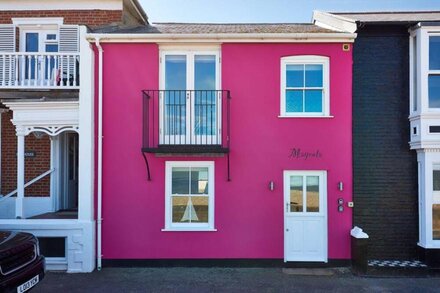 Magenta - sleeps 4 guests  in 2 bedrooms