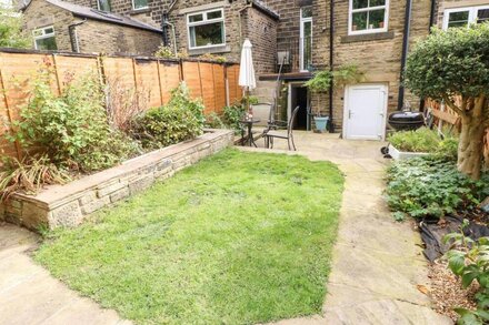 BENEATH THE BEAMS, pet friendly, with a garden in Glossop