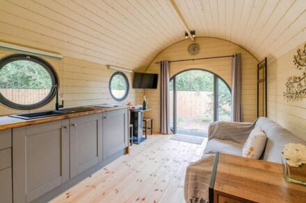 Delightful Cabin, Damson in the beautiful Cotswolds