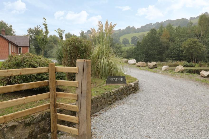 HENDRE, family friendly, with open fire in Penybontfawr