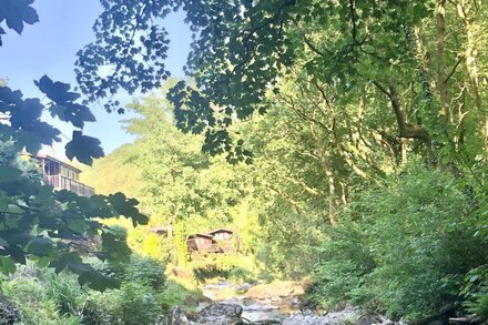 Riverside Hideaway - Riverside Lodge with Hot Tub