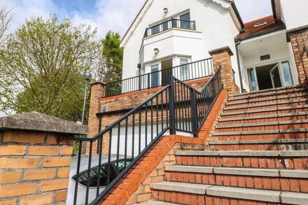 SEASHELLS, family friendly, country holiday cottage in Tenby