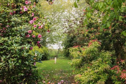 THE GARDEN LODGE, romantic, with a garden in Bridgnorth