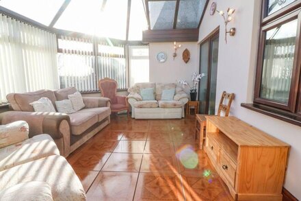 RHIANGWYN, pet friendly, with hot tub in Cemaes Bay