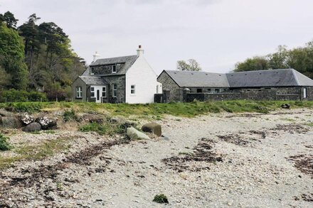 Ellary Farmhouse - Situated Between 2 Beaches - Loch Views & Courtyard