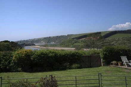 Cosy studio flat with lovely waterside views, near beach in Bantham, South Devon