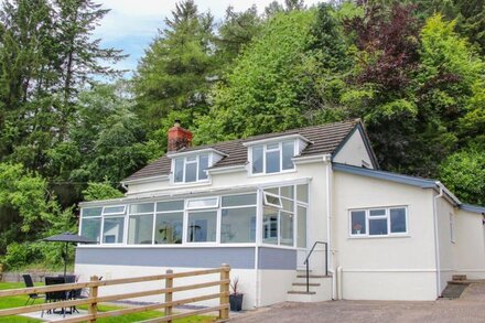 CAESAMSON, pet friendly, character holiday cottage in Caersws