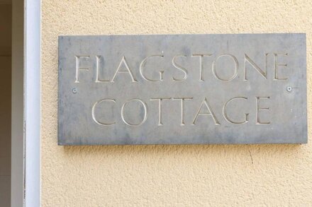 FLAGSTONE COTTAGE, character holiday cottage in Stow-On-The-Wold