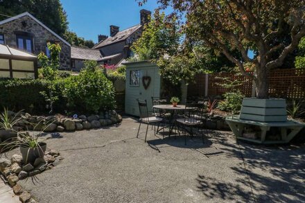 CRABAPPLE COTTAGE, romantic, with open fire in Llanfairfechan