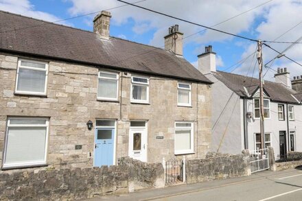 LLAWEN COTTAGE, romantic, character holiday cottage in Beaumaris