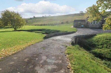 BECKSIDE COTTAGE, romantic, with hot tub in Cowling