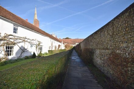 Canon Gate , Chichester Cathedral  - sleeps 4 guests  in 2 bedrooms