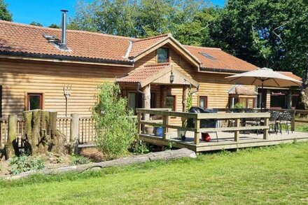 Woodpecker Lodge, a secluded log cabin in beautiful north Devon