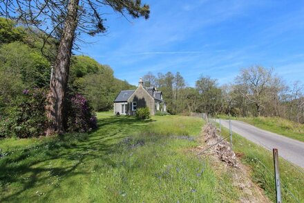 Spacious 3 Bedrooms, Sleeps 6  Spectacular Loch Views & Enclosed Garden