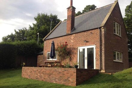 Detached Rural Cottage in gorgeous grounds sleeps 2A2C walking distance to beach