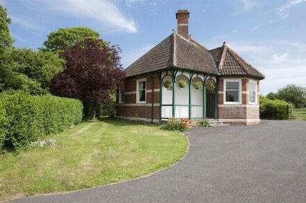 Hinton Lodge - Quaint Victorian four star cottage in a quiet rural location.