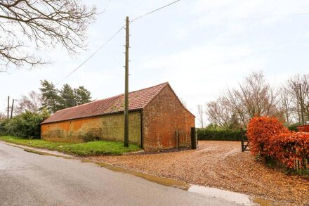 HONEY BUZZARD BARN, pet friendly, with open fire in Fakenham