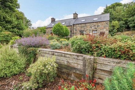 DAIRY COTTAGE, pet friendly, with a garden in Sarn Meyllteyrn