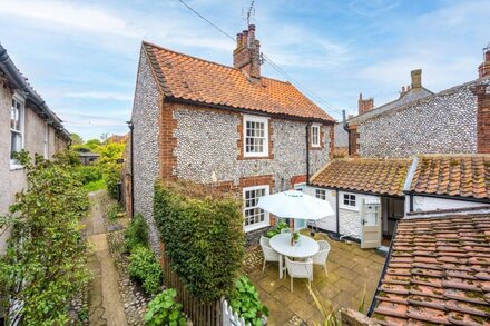 Yew Tree Cottage is a charming traditional cottage right in the centre of Blakeney. Set back off the