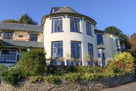 BAYVIEW TOWER, luxury holiday cottage, with a garden in Lynton