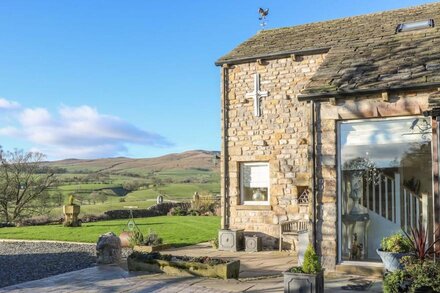 FLATT HOUSE BARN, character holiday cottage, with hot tub in Malham