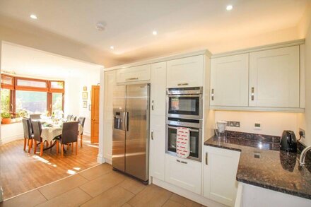 BAY VIEW, country holiday cottage, with a garden in Swanage